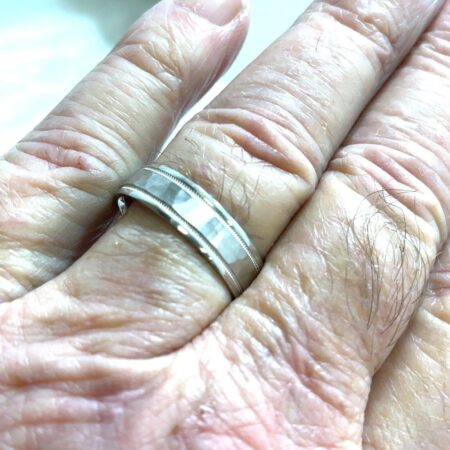 Blue Nile 14K White Gold Hammered Milgrain Men's Comfort Fit Ring - Size 11 NIB