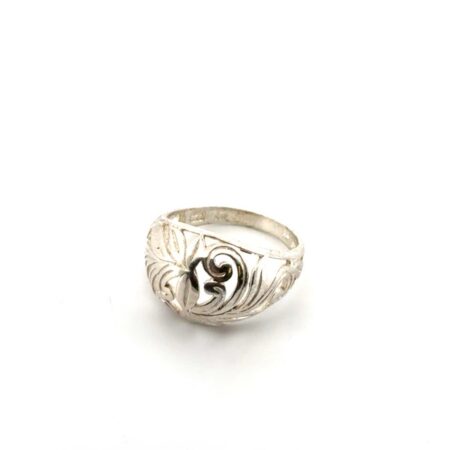 Size: 8 925 Sterling Silver Filigree Style Floral Dome Ring 3.6g