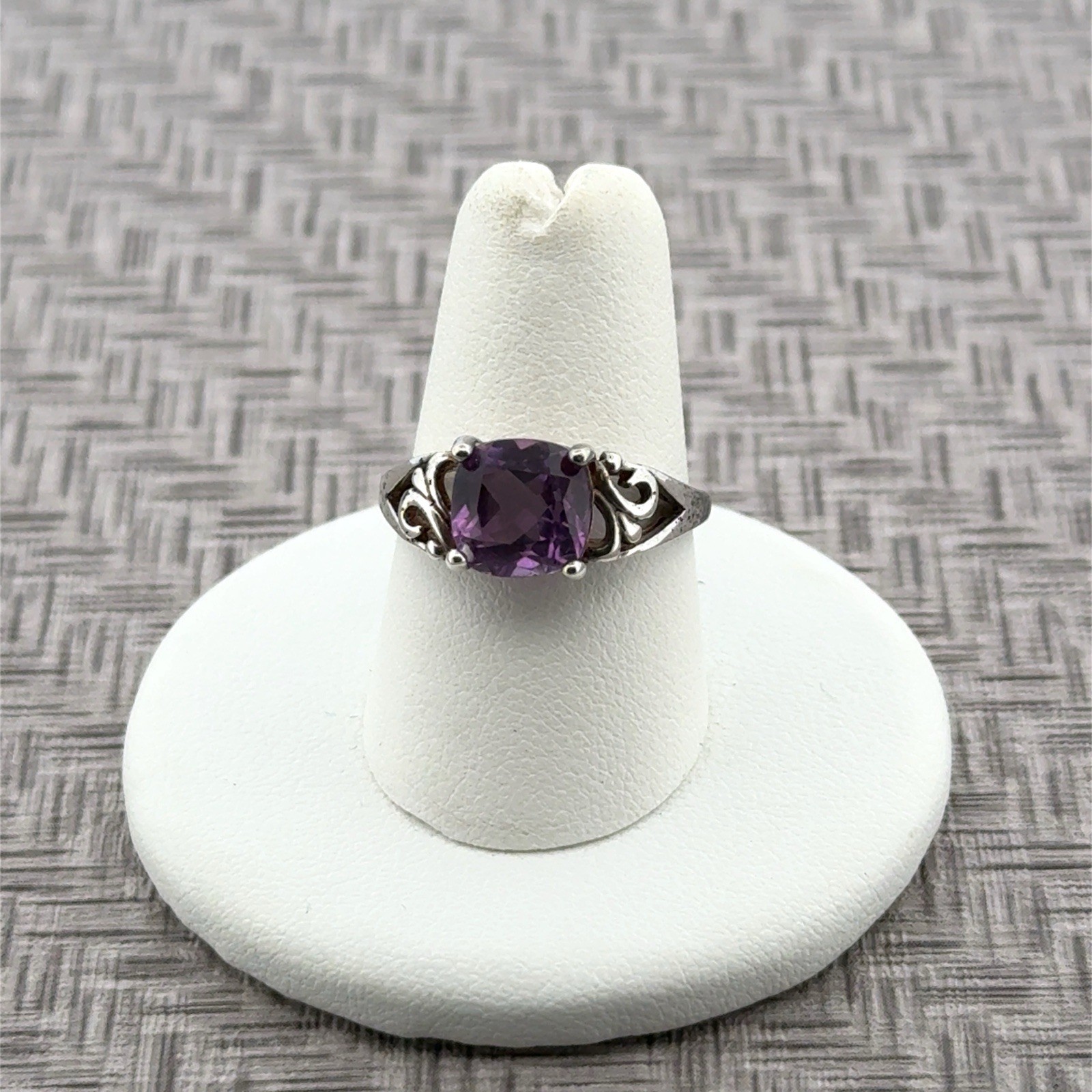 Size: 7.5 Cushion-Cut Amethyst 925 Sterling Silver Openwork Ring 3g