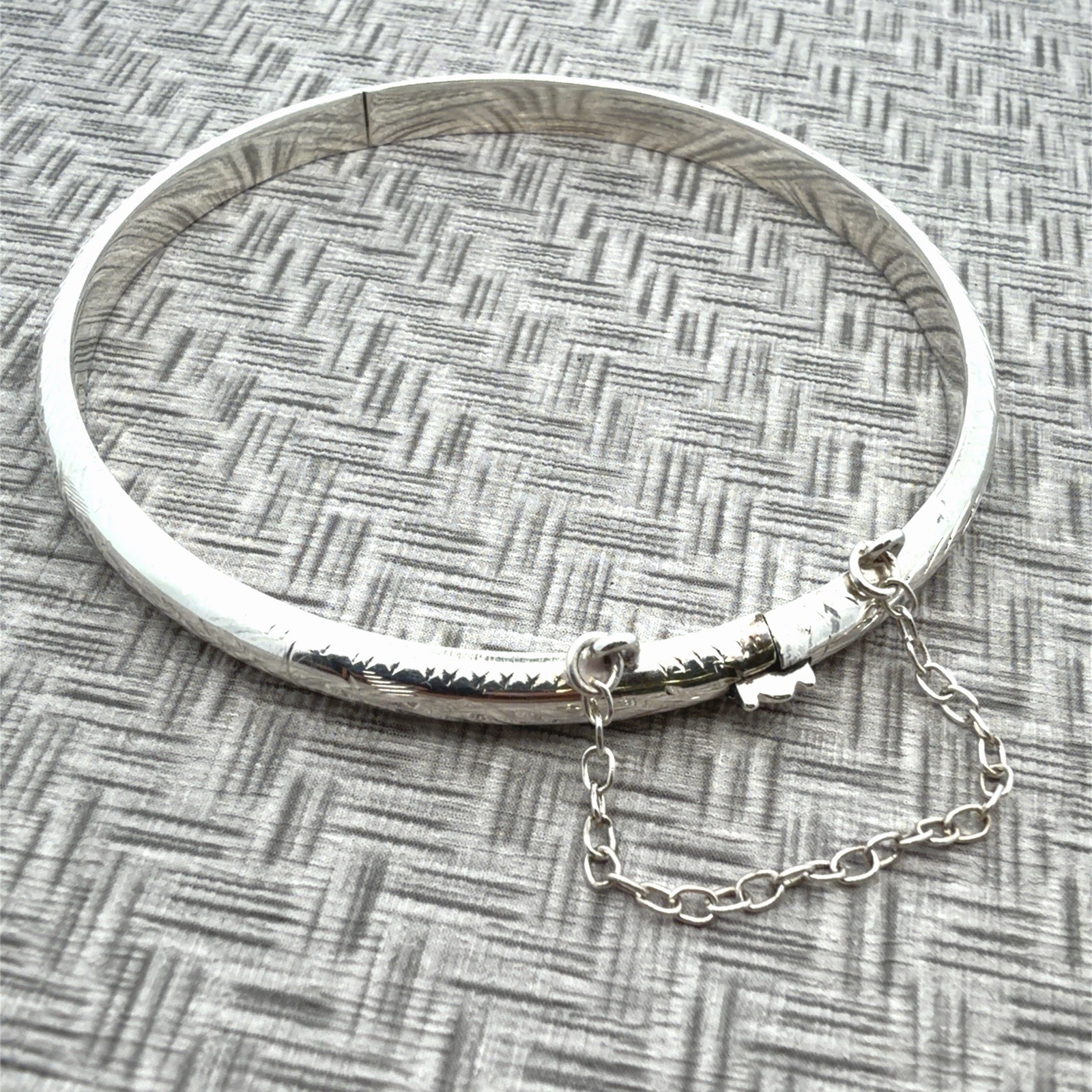 7.5” Sterling Silver Hinged Chevron Cut Pattern Bangle Bracelet  6.7g