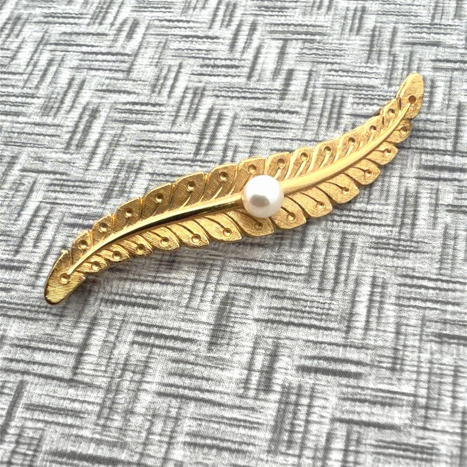 12k Van Dell Gold Filled Textured Fern With Central Pearl Accent 1.9g