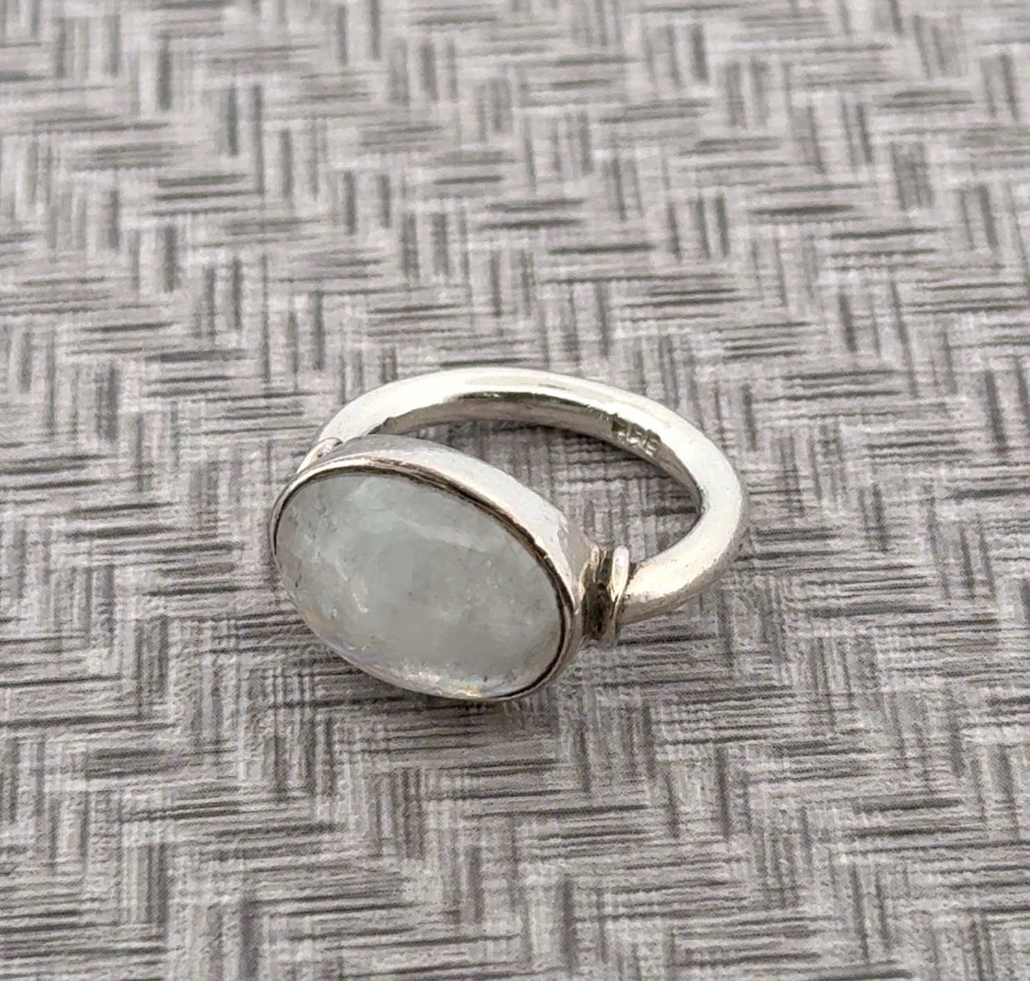 Size: 7 Blue & White Oval Moonstone 925 Sterling Silver Ring 5.9g
