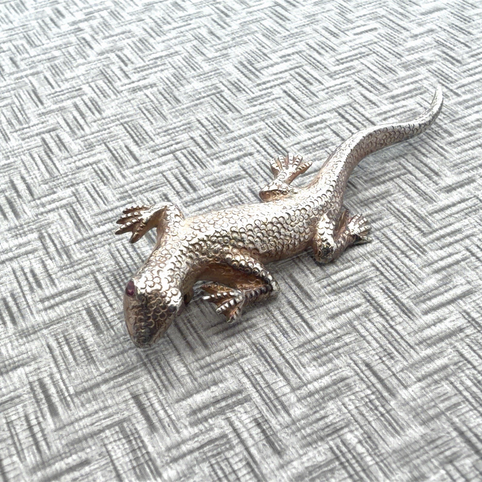 925 Sterling Silver Scale Pattern Lizard With Ruby Eyes Safety Pin 7.7g