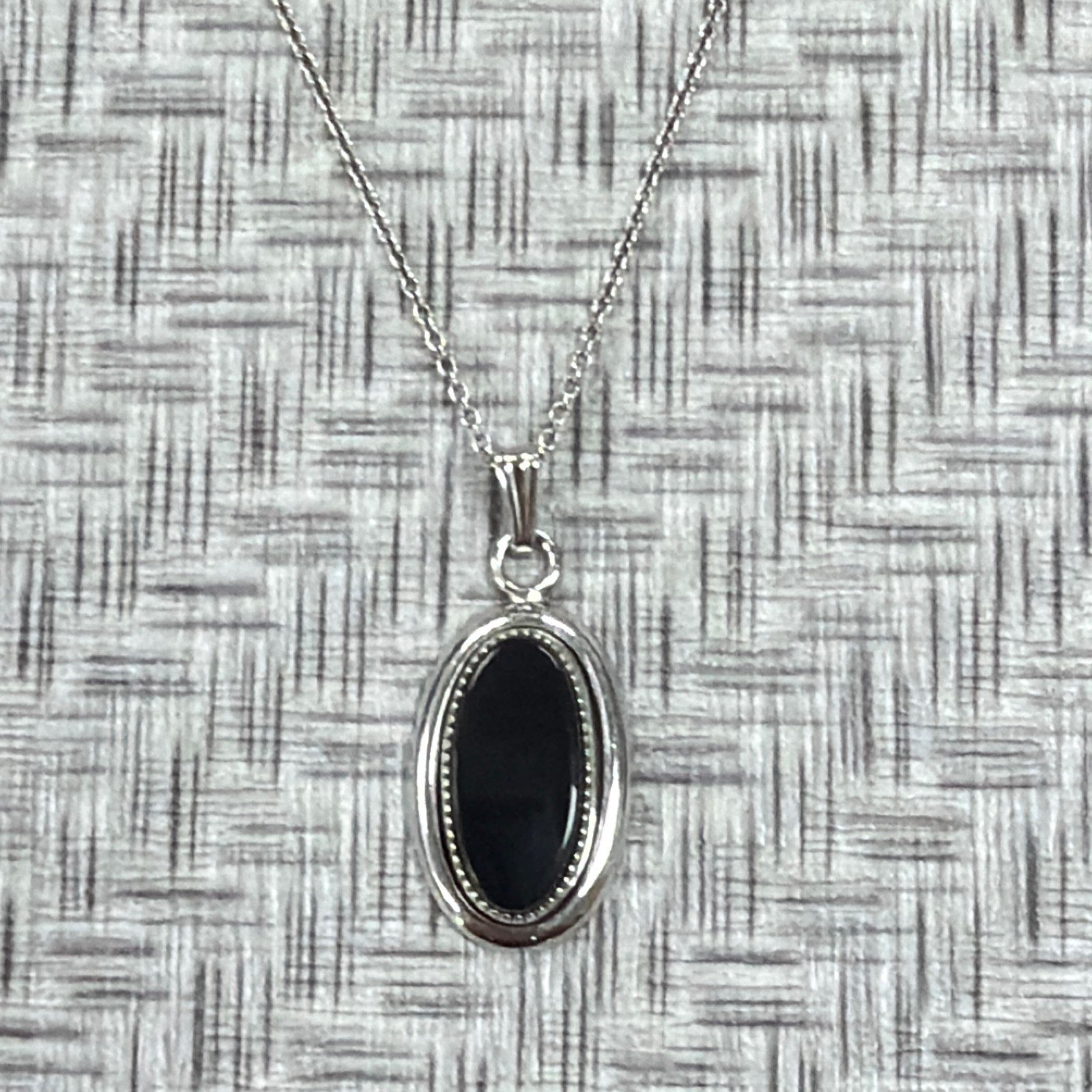 Ross-Simons 925 Sterling Silver 18" Chain With Oval Black Onyx Pendant 2.7 Grams