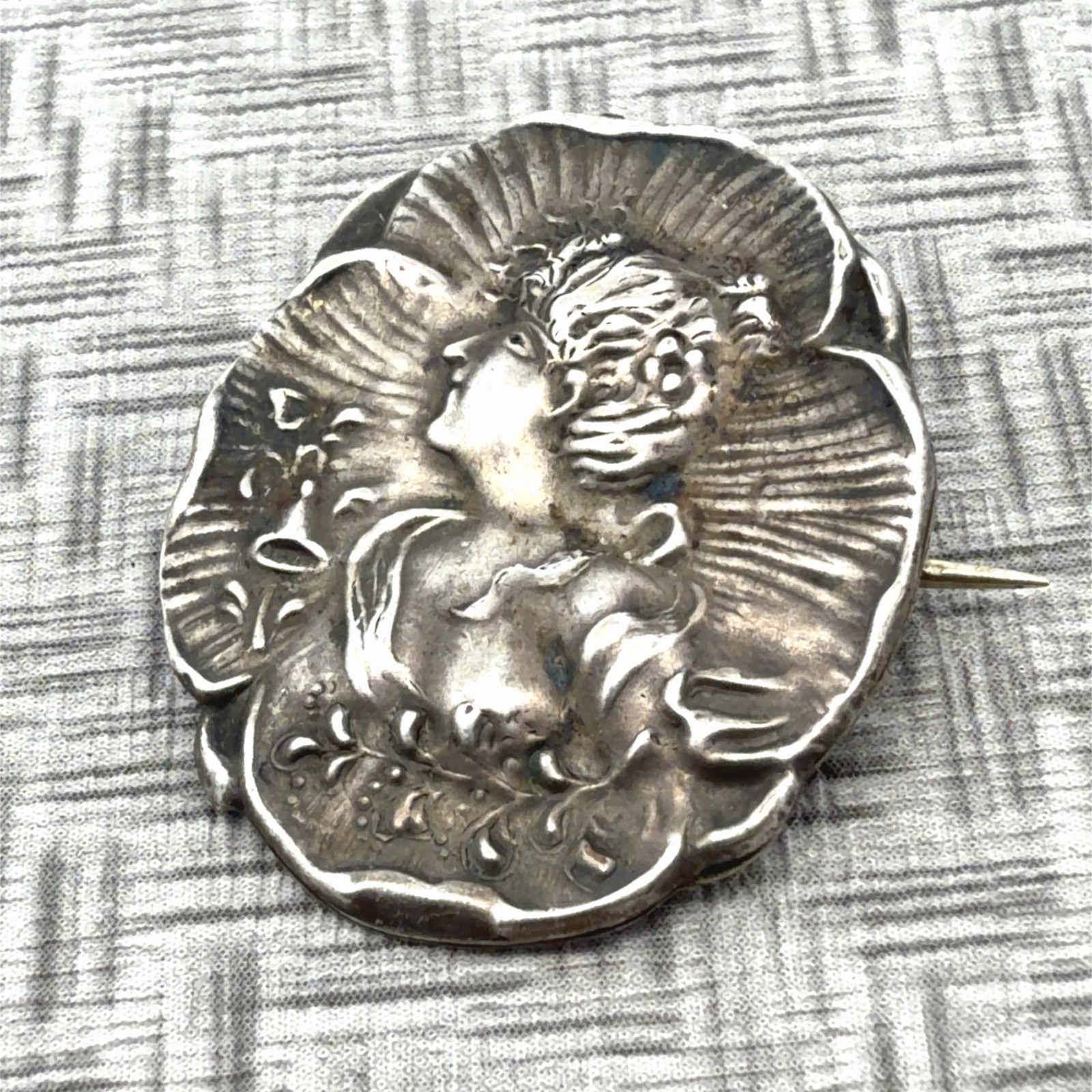 Sterling Top Art Nouveau Lady Repousse Clover Shaped Relief Brooch Pin 2.6g